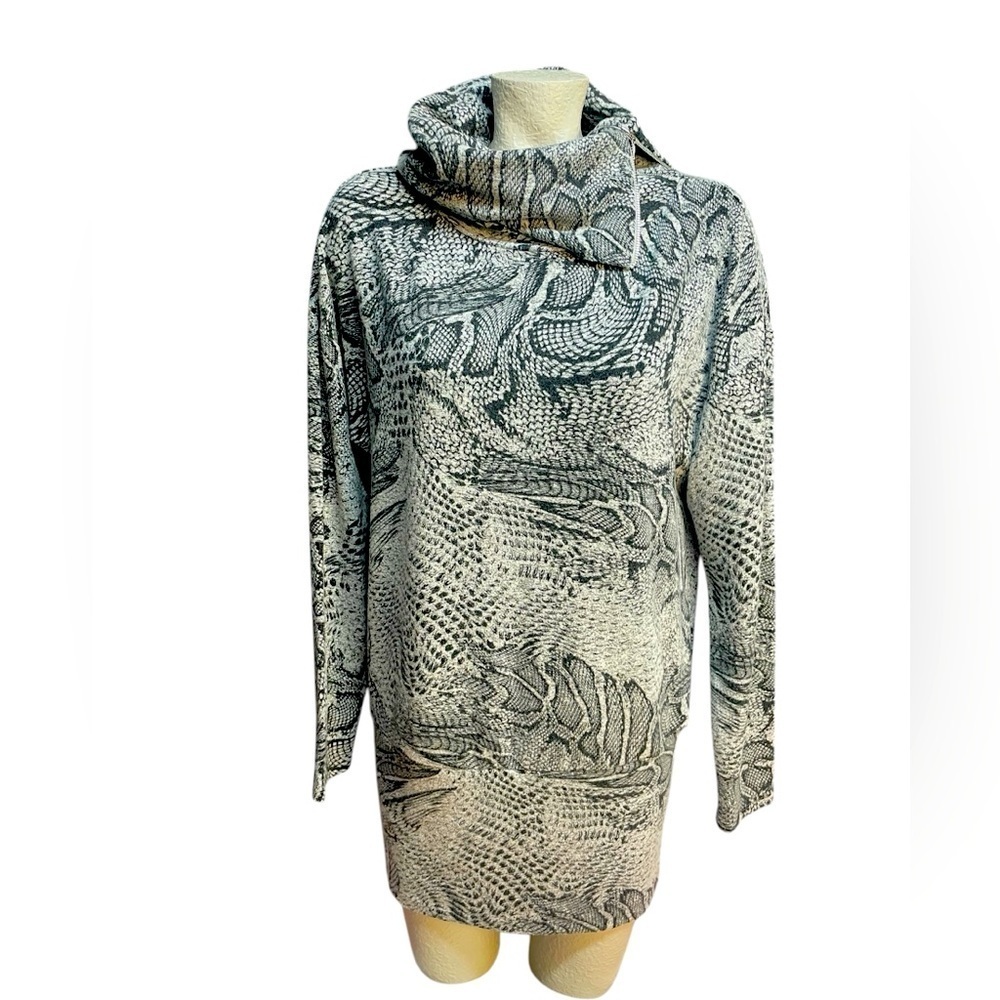 White House Black Market Funnel Neck Tunic Snakeprint, Small Zip Collar size S